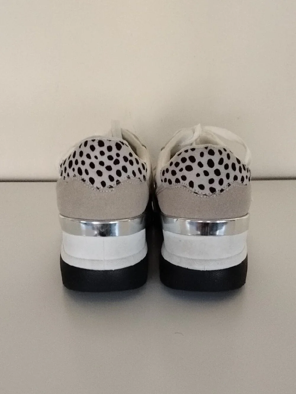 Jessica Carlyle Size 8 White & Light Gray Star Accent Lace-Up Sneakers